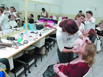 SENHORAS PARTICIPAM DE CONCURSO DE BELEZA