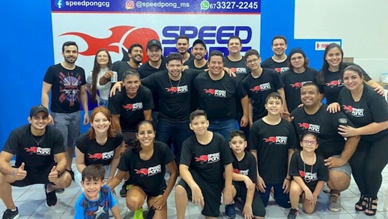 Mesa-tenistas reunidos na inauguração da Speed Pon
