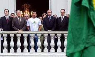 BANDEIRA OFICIAL DA CANDIDATURA DO RIO 2016 JÁ ESTÁ TREMULANDO