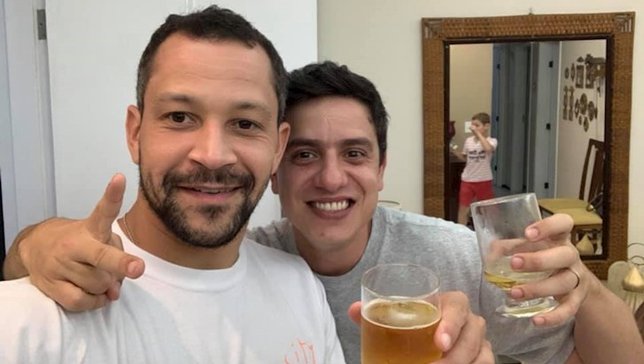 Roy (dir.), ao lado de Thiago Monteiro (esq.), seu