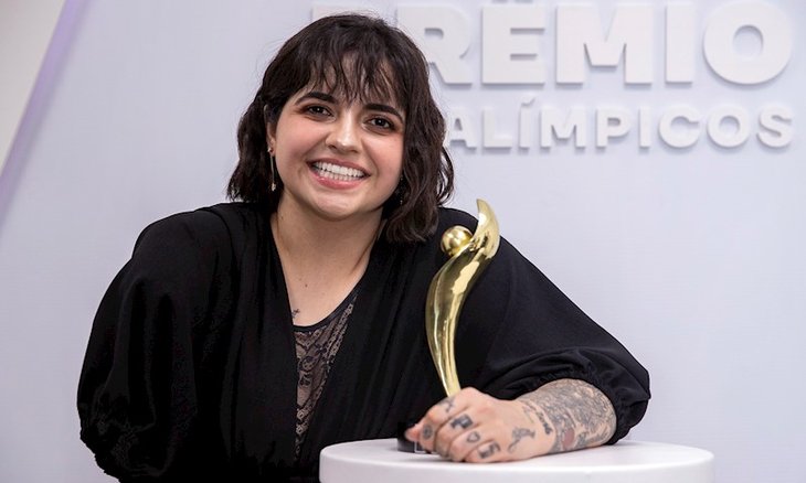 Bruna Alexandre e o quinto troféu do Prêmio Paralí