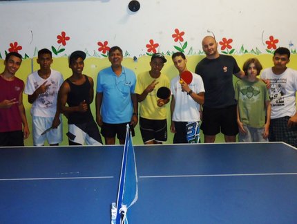 Escola de Santos recebe materiais doados pela CBTM