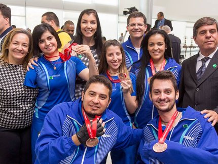 Mesatenistas medalhistas do mundial da China são recebidos por Dilma Roussef