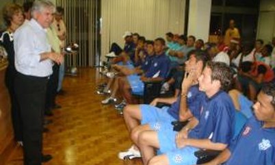 PREFEITO DE MARILIA RECEBE ATLETAS EM SEU GABINETE