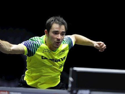 Hugo Calderano dá show em sua estreia no WTT Champions e se classifica para as oitavas de final