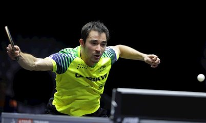 Hugo Calderano dá show em sua estreia no WTT Champions e se classifica para as oitavas de final
