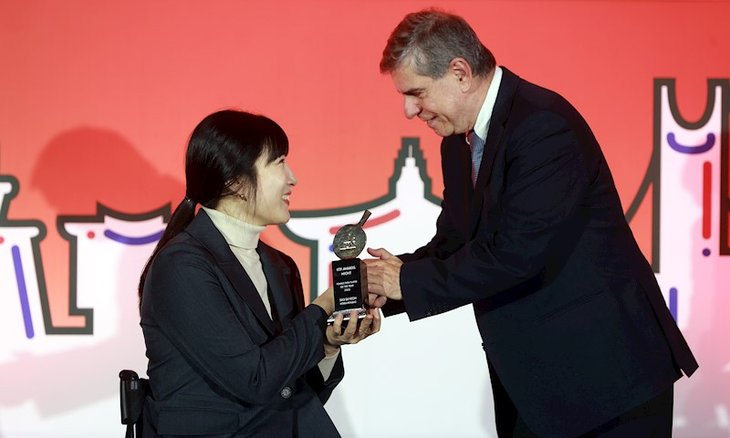 Alaor Azevedo premiou a craque paralímpica Seon Su