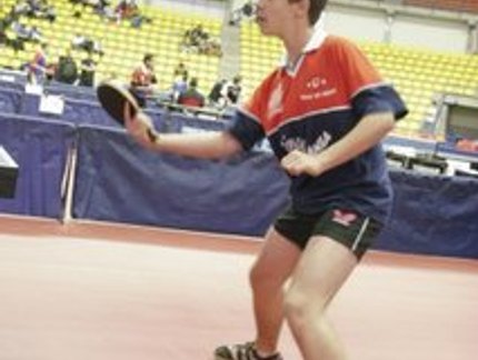 VELAZQUEZ VENCE DISPUTA APERTADA
