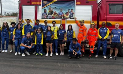 Atletas 'de outro mundo': mesatenistas da AVE desfilam por Varginha no caminhão dos bombeiros