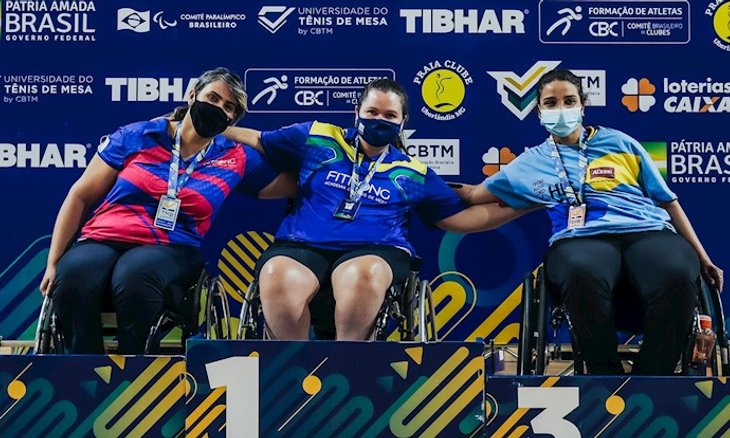 Cibele Morais (ao centro) venceu na classe 3. Foto
