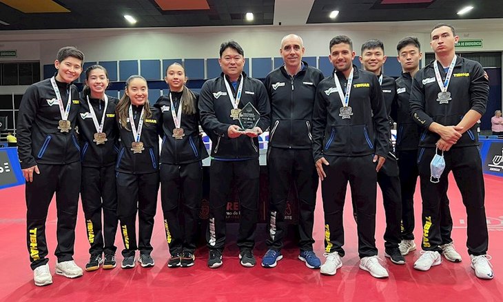 Equipes feminina e masculina do Brasil após o pódi