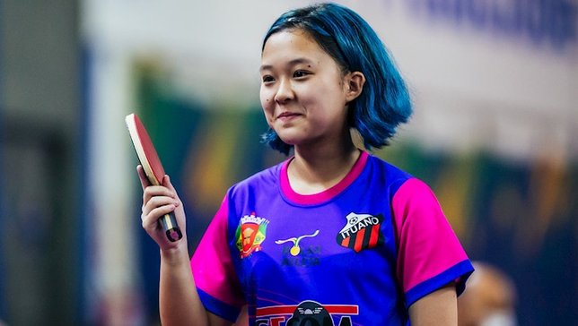 Cabelos azuis de Giovana Shiozaki, a campeã do Abs