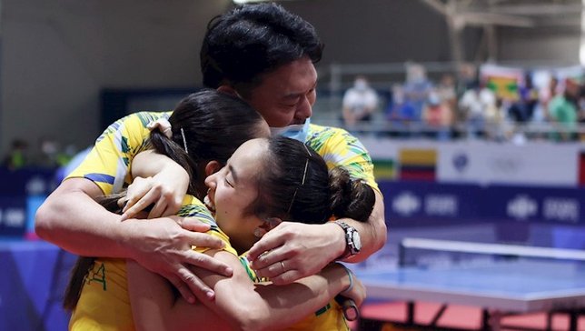 Giulia Takahashi, Laura Watanabe e o técnico Hideo