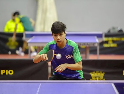 Kim Iwasaki e Hamilton Yamane vencem duelos da fase de grupos e seguem na disputa no sub-19 e sub-15