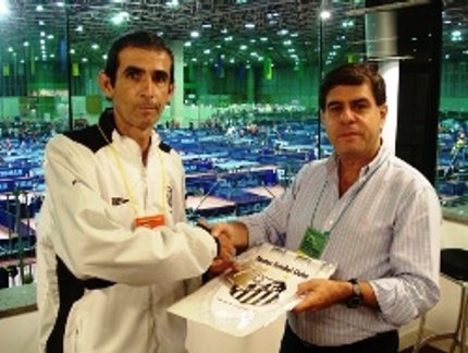 ATLETA DO SANTOS ENTREGA FLÂMULA AO PRESIDENTE
