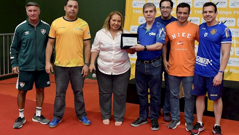Alaor Azevedo recebe homenagem da presidente da FT