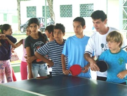 TÉCNICO VADINHO DIVULGA TÊNIS DE MESA NA ESCOLA DA FAMÍLIA