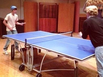 Justin Bibier ‘paga mico’ durante Tênis de Mesa com os amigos