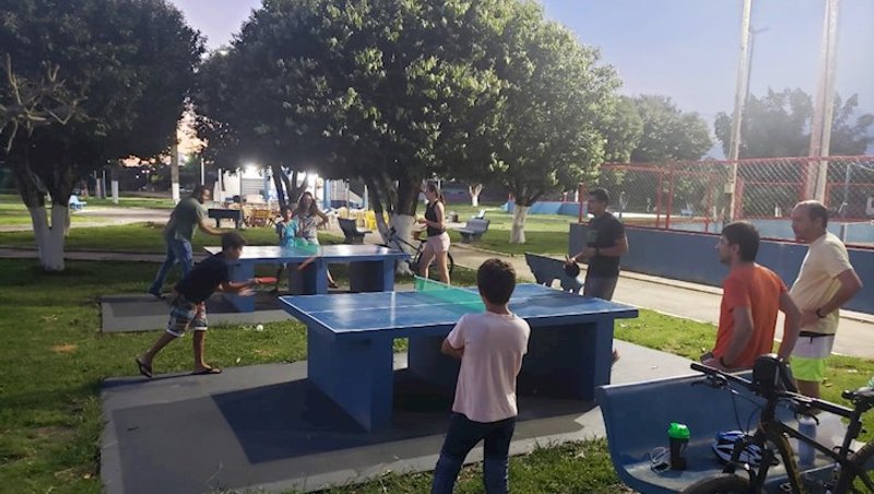 Praça em Apiacás com a movimentação dos frequentad