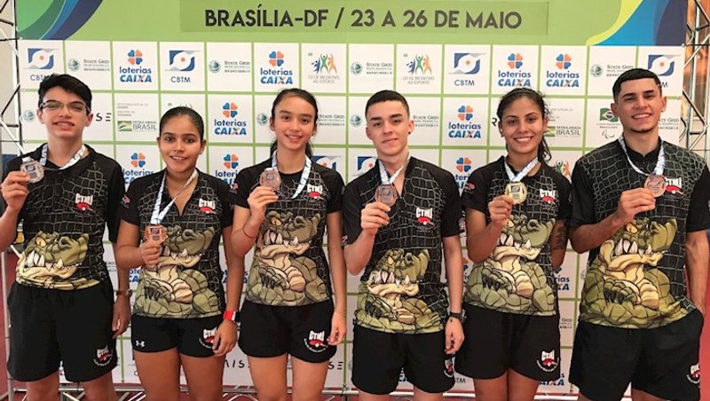Atletas de Jacareí exibem medalhas após as conquis