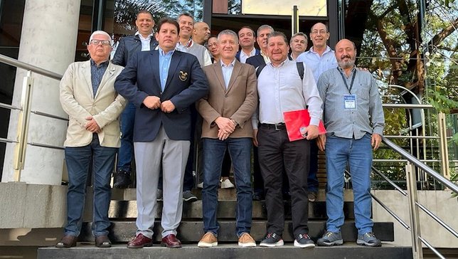 Dirigentes reunidos após a Assembleia Geral.