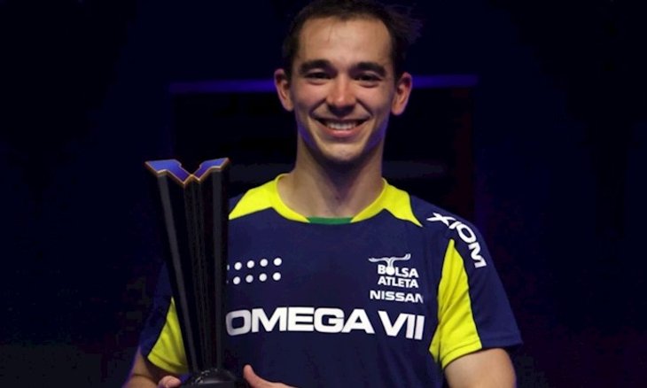 Hugo Calderano e a taça do WTT Star Contender. Fot