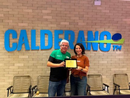 Presidente da CBTM entrega homenagem a Hugo Calderano no Rio de Janeiro