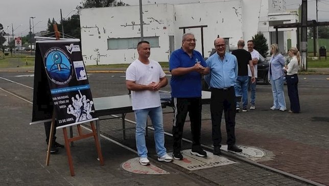 Prefeitos de União da Vitória, no Paraná, e de Porto União, em Santa Catarina, celebram Dia Mundial do Tênis de Mesa na divisa entre os estados
