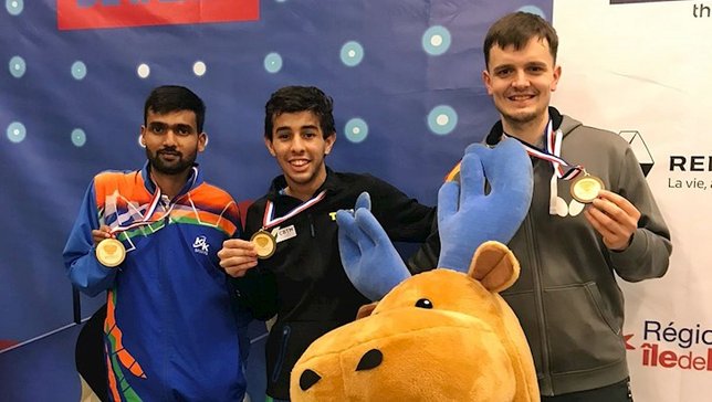 Lucas Carvalho (ao centro) e a medalha de ouro con