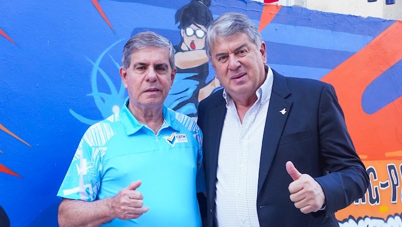Comodoro Luiz André Reis (D) foi recebido no WTT C