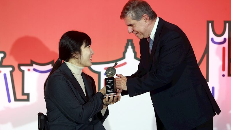 Alaor Azevedo premiou a craque paralímpica Seon Su