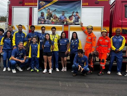 Atletas 'de outro mundo': mesatenistas da AVE desfilam por Varginha no caminhão dos bombeiros