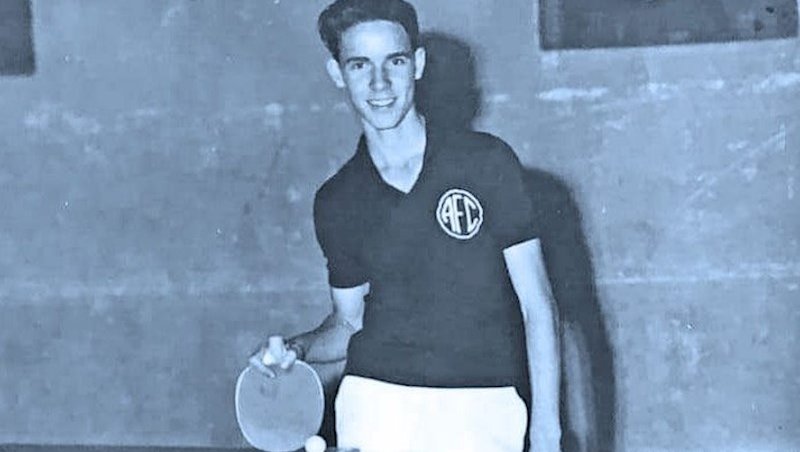 Zagallo com as cores do América no tênis de mesa.