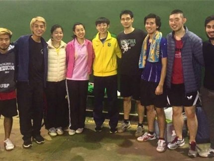 Lin Gui visita estudantes de medicina da USP que praticam tênis de mesa