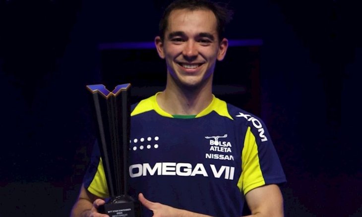 Hugo Calderano com o troféu de campeão do WTT Star