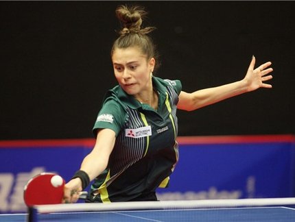 Bruna Takahashi e Gustavo Tsuboi vencem e seguem no Aberto da Áustria