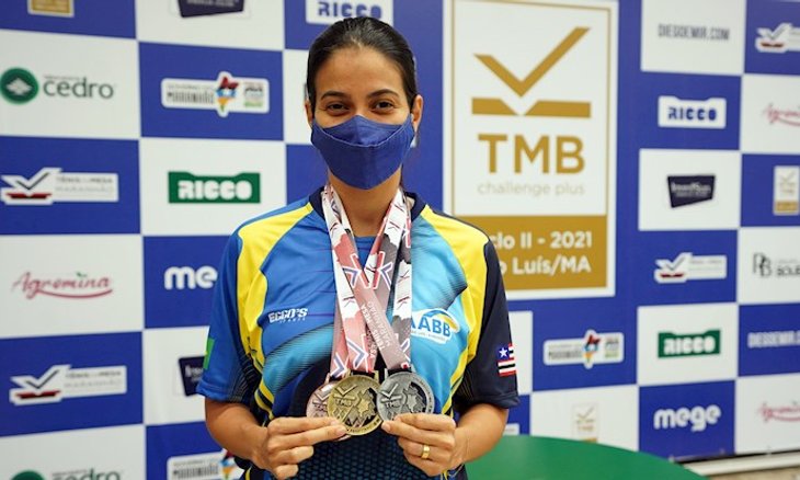 Letícia Lira exibe as medalhas conquistadas: atlet