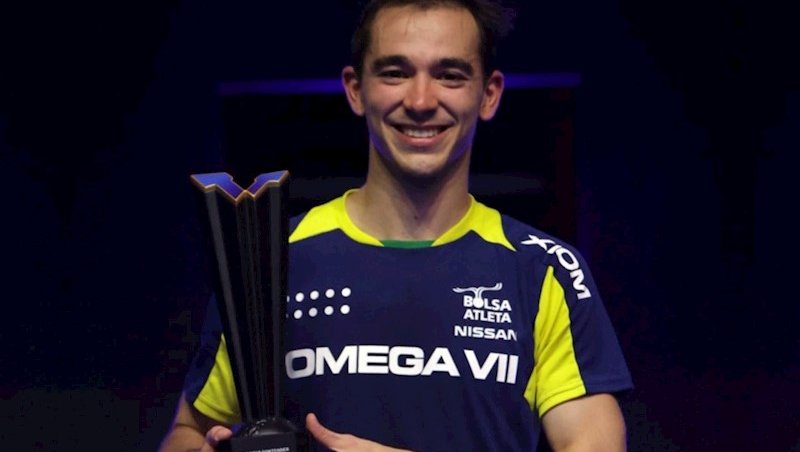 Hugo Calderano com o troféu de campeão do WTT Star