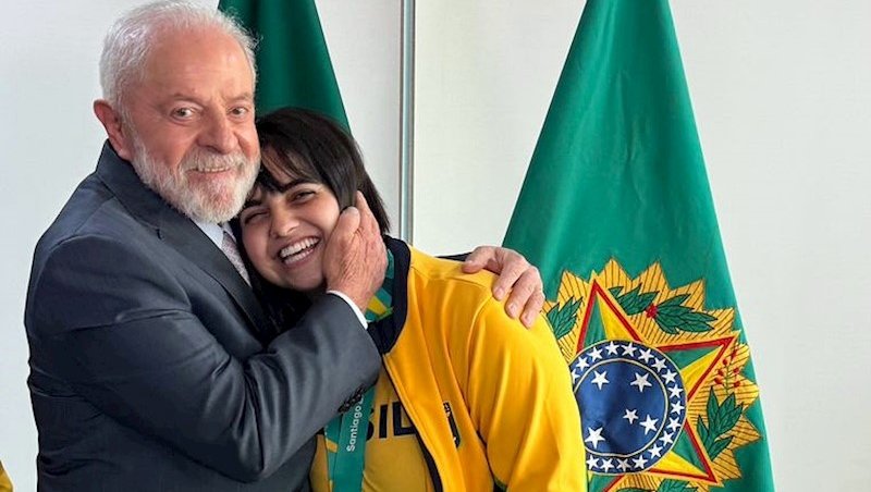 Bruna Alexandre e Lula em evento no Palácio do Pla