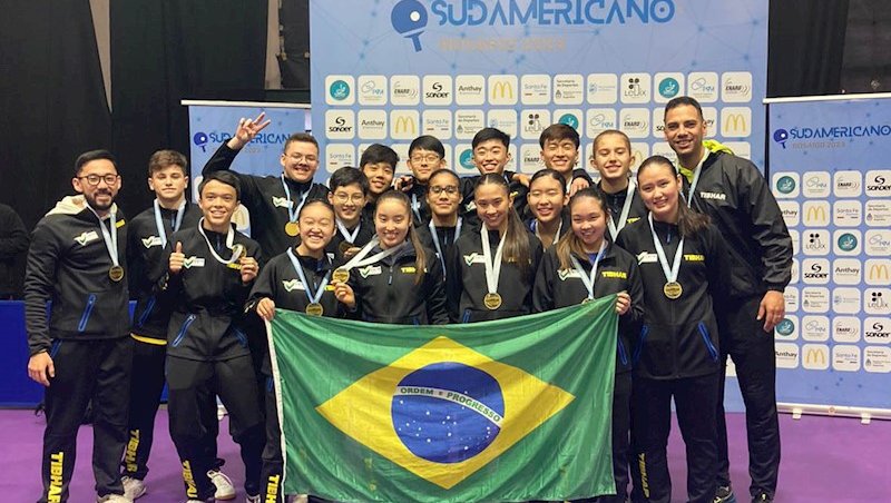 Delegação brasileira comemora a conquista das quat