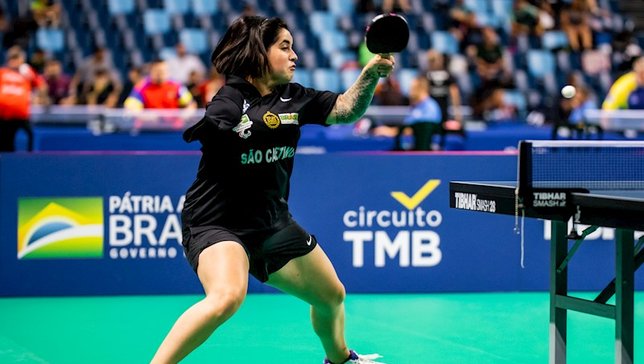 Medalhista paralímpica, Bruna Alexandre segue cole