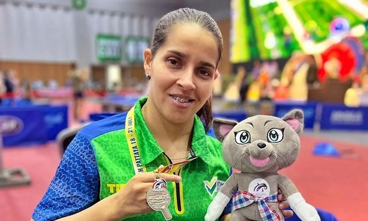 Cátia Oliveira e a medalha de prata conquistada na