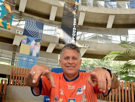 CBTM homenageia Iranildo Espíndola com Bandeirão na Abertura Oficial do TMB Platinum, em São Paulo