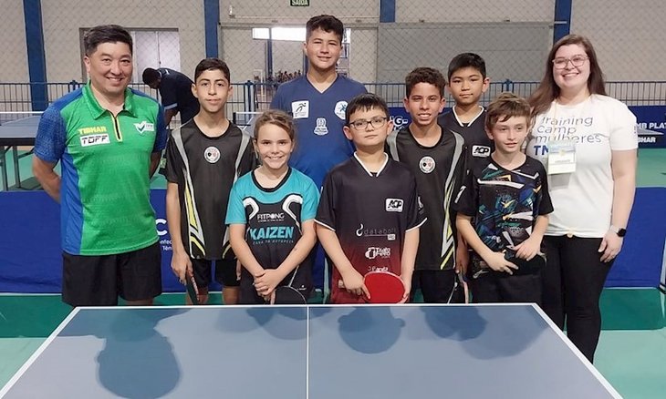 Hugo Hoyama, Mairim Mota e alguns meninos e menina