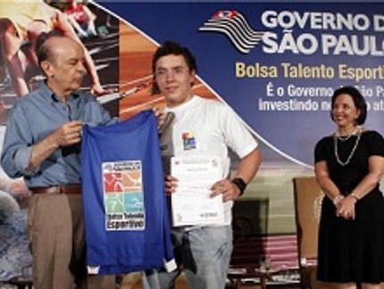 ATLETA RECEBE BOLSA TALENTO ESPORTIVO DE GOVERNADOR