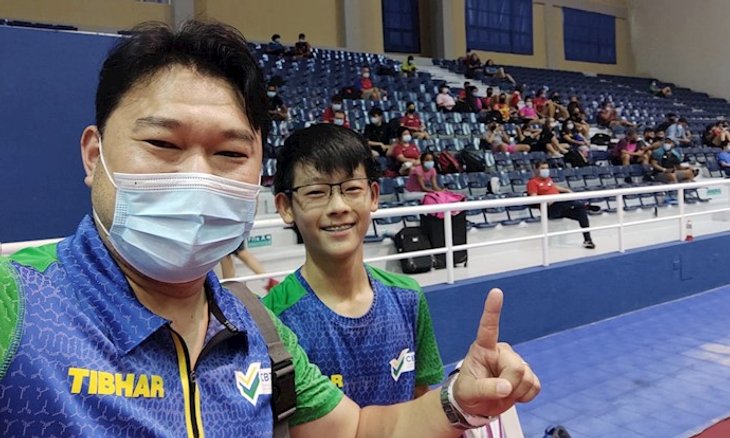 Técnico Hideo Yamamoto e Leonardo Iizuka comemoram