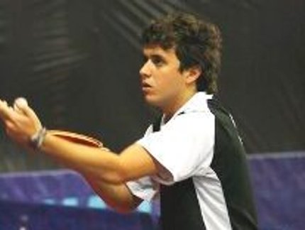 LIDNEY CASTRO VENCE E DEFINE GRUPO A