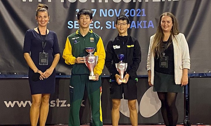 Leonardo Iizuka (de preto) com a taça de vice-camp