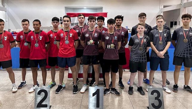 Os medalhistas do tênis de mesa masculino dos Jogo