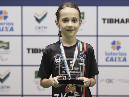 “Eu via minha mãe jogar, ela ficava feliz e me abraçava”, comenta campeã Pré-Mirim do 53° Campeonato Brasileiro de Tênis de Mesa